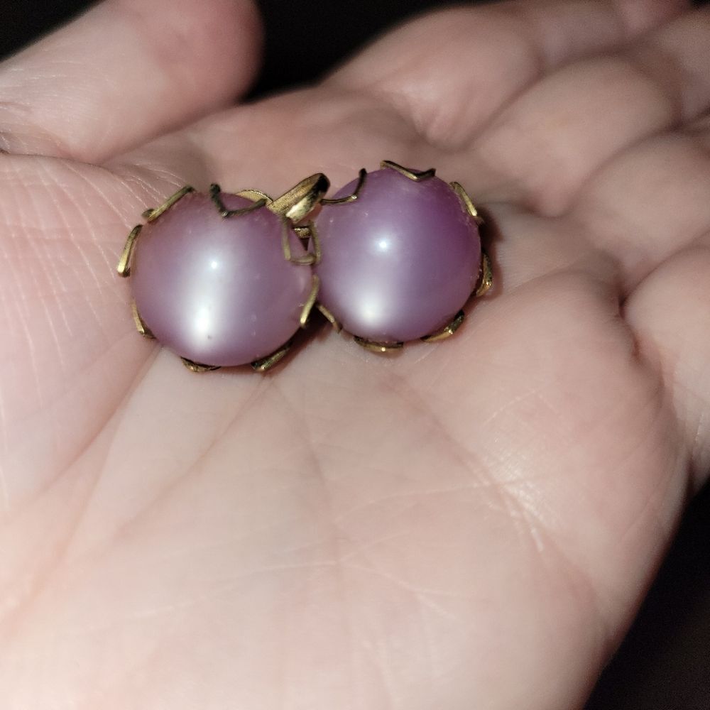 One pair of vintage screw back earrings
